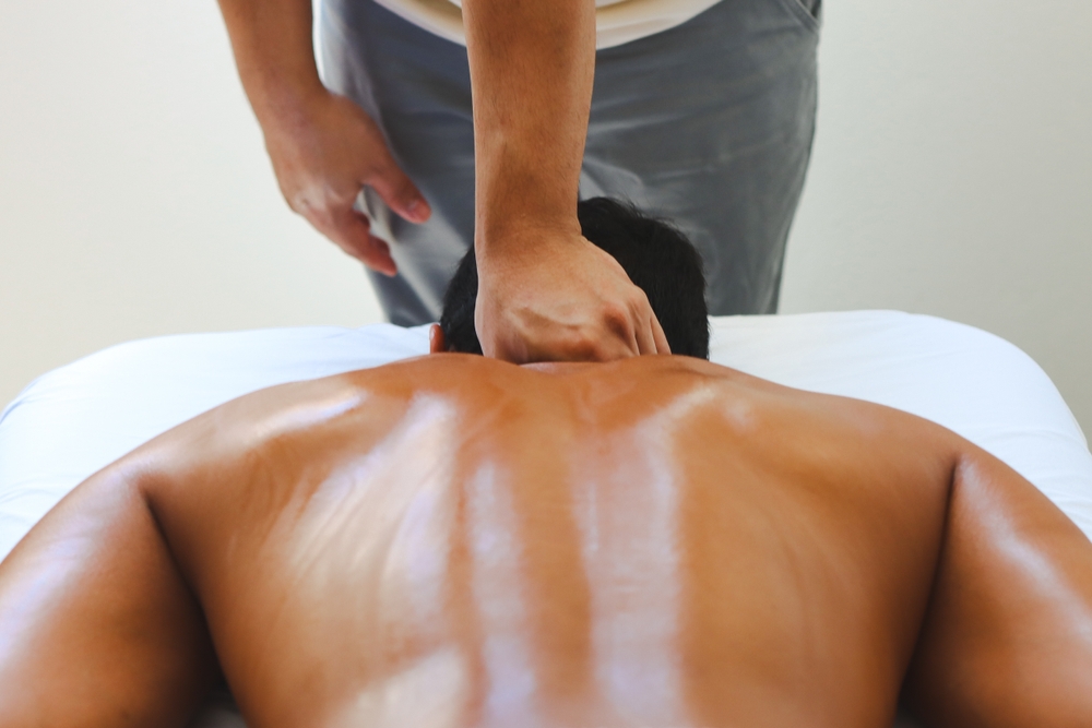 neck male massage by masseur